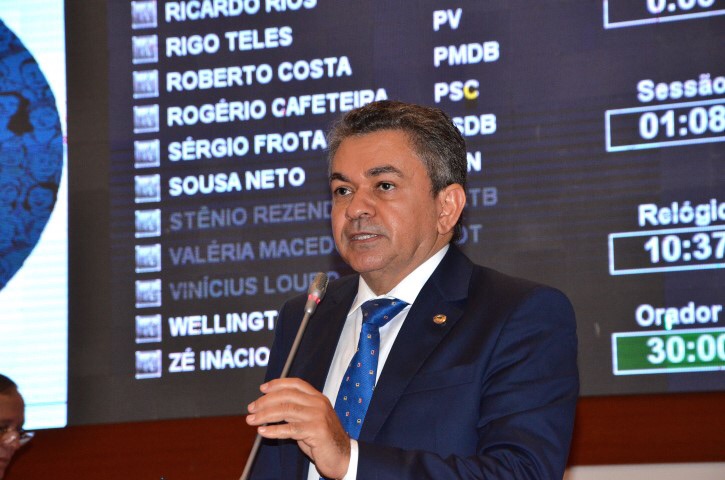 Antônio Pereira comemora a aprovação do curso de Medicina da UEMASUL