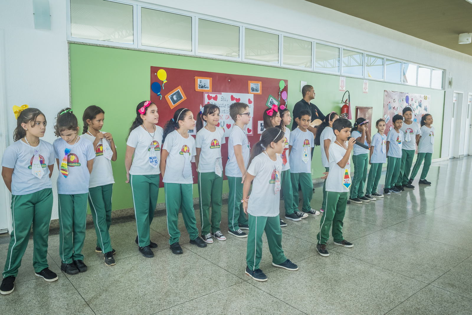 Alunos da Creche-Escola Sementinha prestam homenagem aos pais