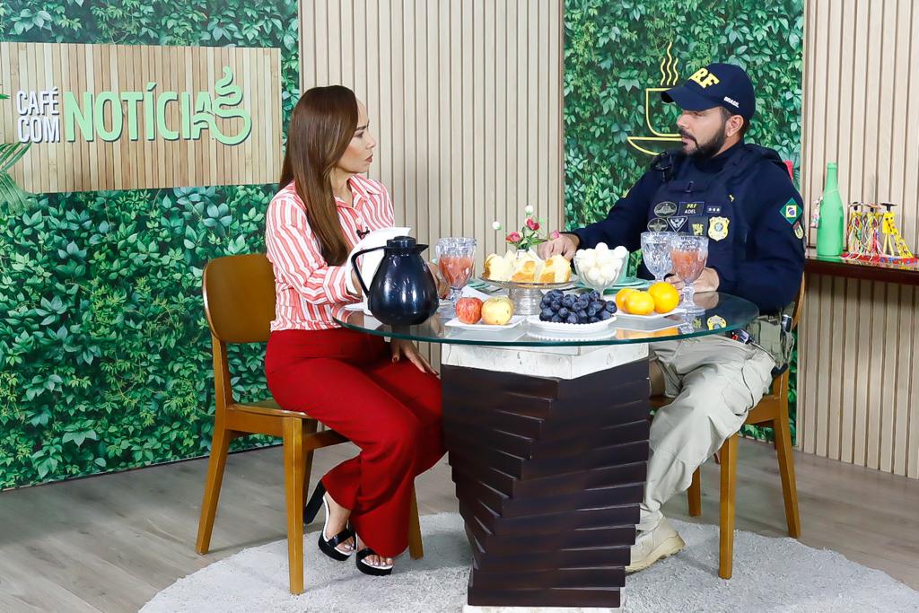 Inspetor Adel Barbosa durante conversa com a jornalista Elda Borges, no programa ‘Café com Notícias’