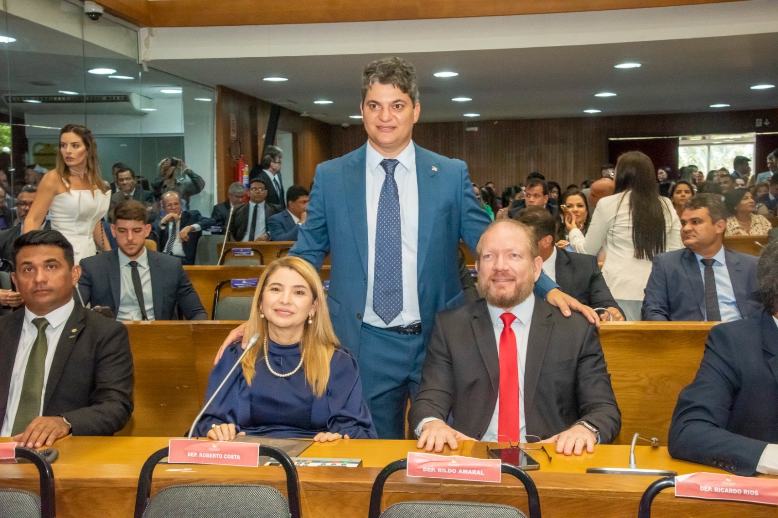 Deputado Francisco Nagib entre a nova presidente da Casa, Iracema Vale, e o ex-presidente Othelino Neto