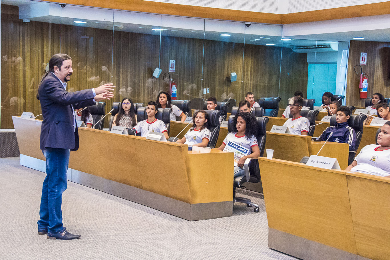 Alunos do CE Professora Joana Batista visitam a AL como parte do projeto Jovens no Parlamento