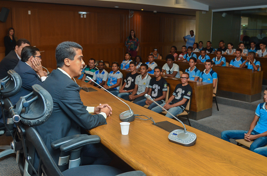 Deputado Marco Aurélio recebe estudantes de São Luís Gonzaga em visita à Assembleia