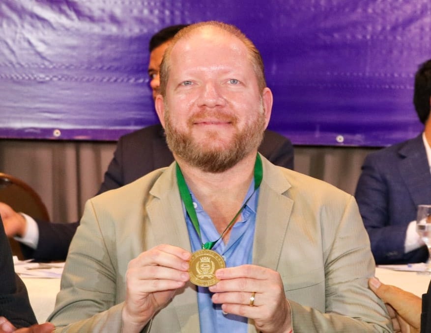 Presidente da Alema, Othelino Neto, com a medalha do Mérito Legislativo concedida por indicação do vereador José Carlos