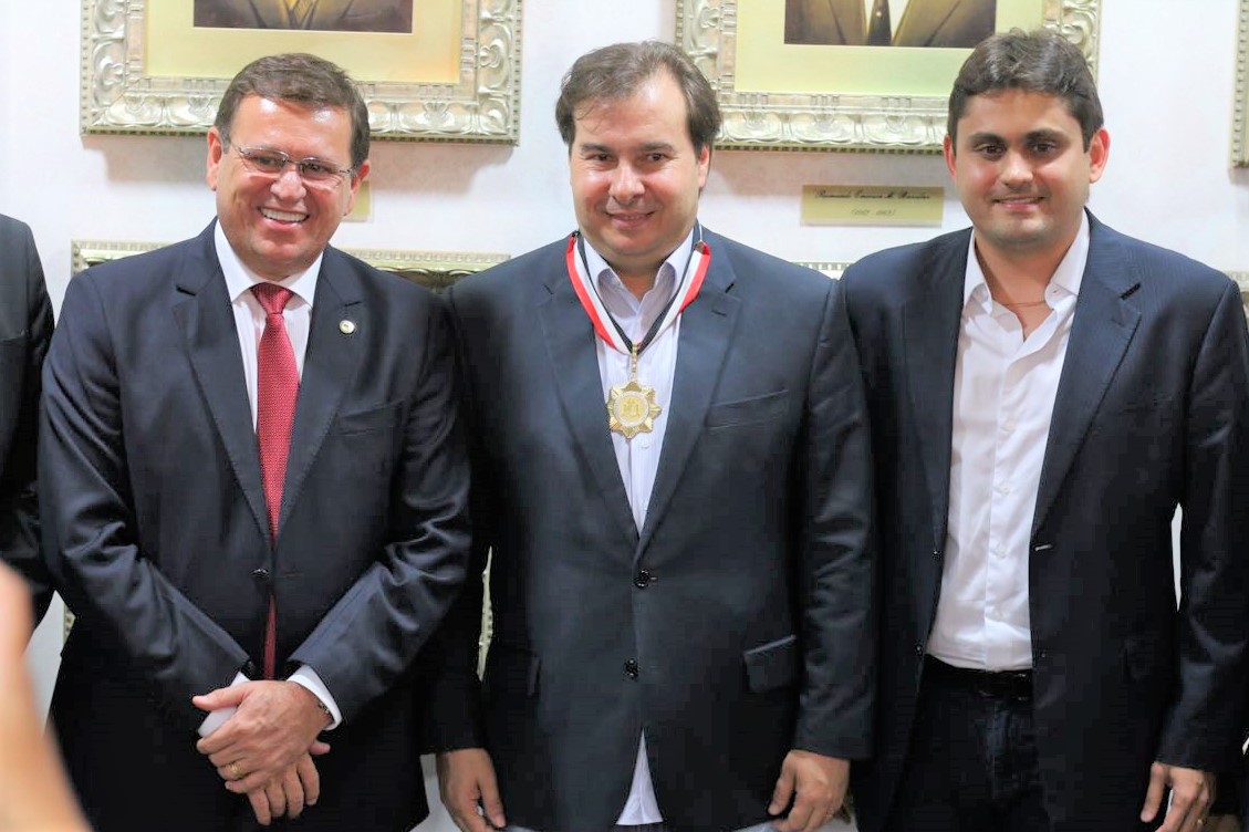Stenio Rezende entrega Medalha Manuel Beckman ao presidente da Câmara dos Deputados