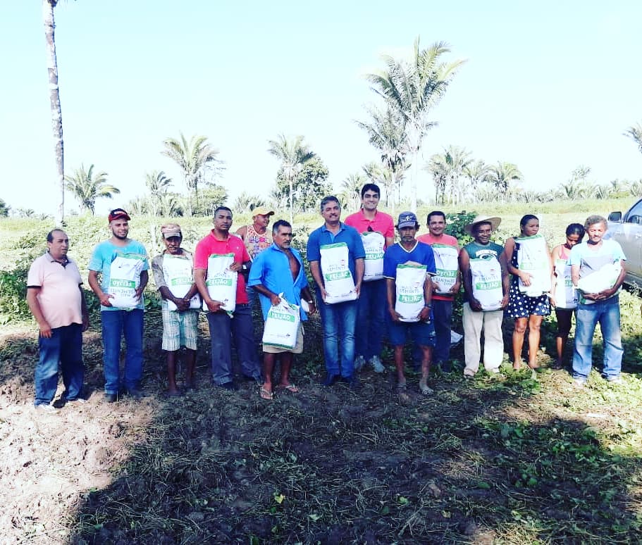 Carlinhos Florêncio participa da entrega de sementes de feijão para agricultores de Bacabal