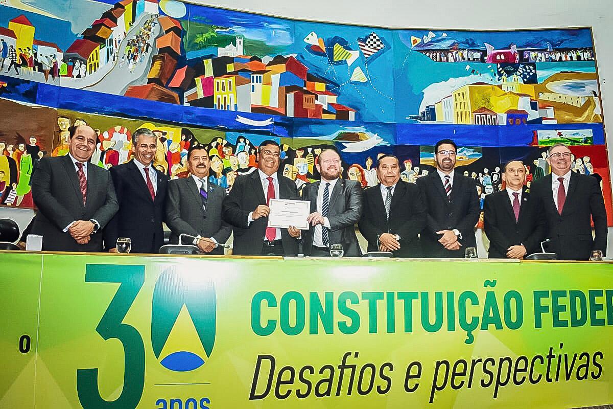Palestra do governador Flávio Dino marca abertura do congresso pelos 30 anos da Constituição