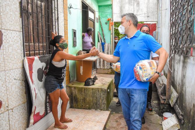 Neto Evangelista entrega cestas de alimentos a famílias do bairro Alemanha