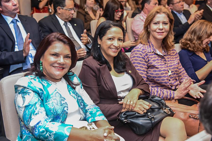 Valéria Macedo participa da posse dos novos secretários do governo estadual