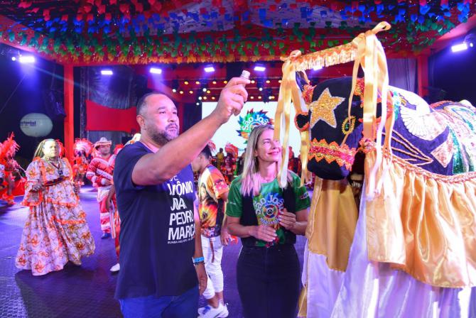 Roberto Costa e primeira-dama Larissa Brandão batizam Boi Encanto da Ilha no lançamento do ‘Maior São João do Mundo’
