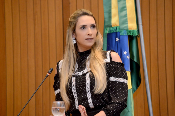 "Acaba prazo para SINFRA esclarecer onde estão as obras das 574 escolas", diz Andrea