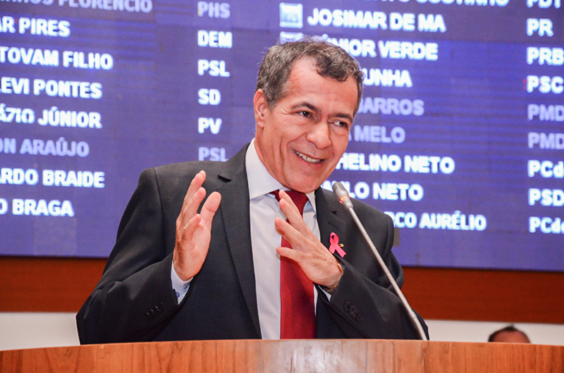 Discurso de diretor da Assembleia emociona convidados durante sessão solene  