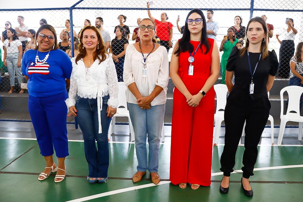 Diretora pedagógica da Sementinha, Cynthia Vieira, com representante do Gedema, Juliana Guerra, e demais autoridades