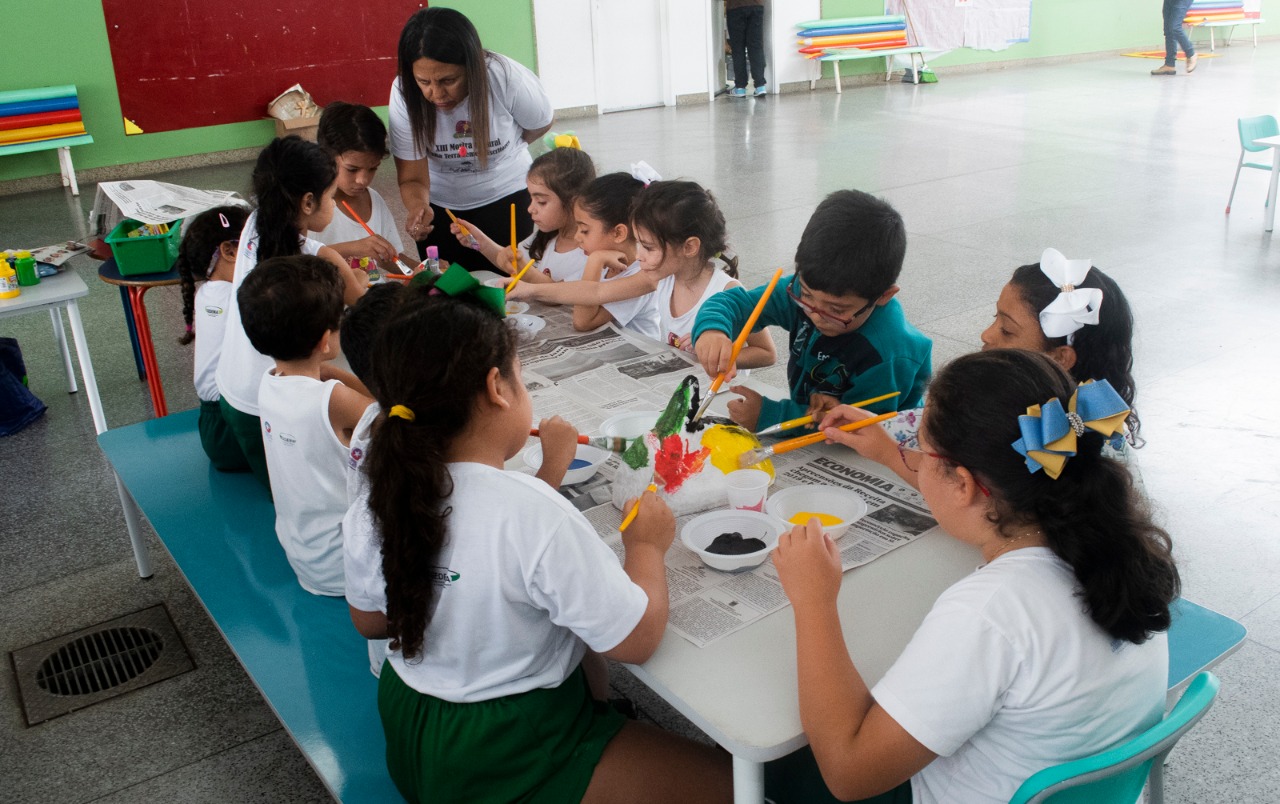 Alunos da Creche-Escola Sementinha confeccionam máscaras de fofão durante oficina alusiva ao Carnaval 