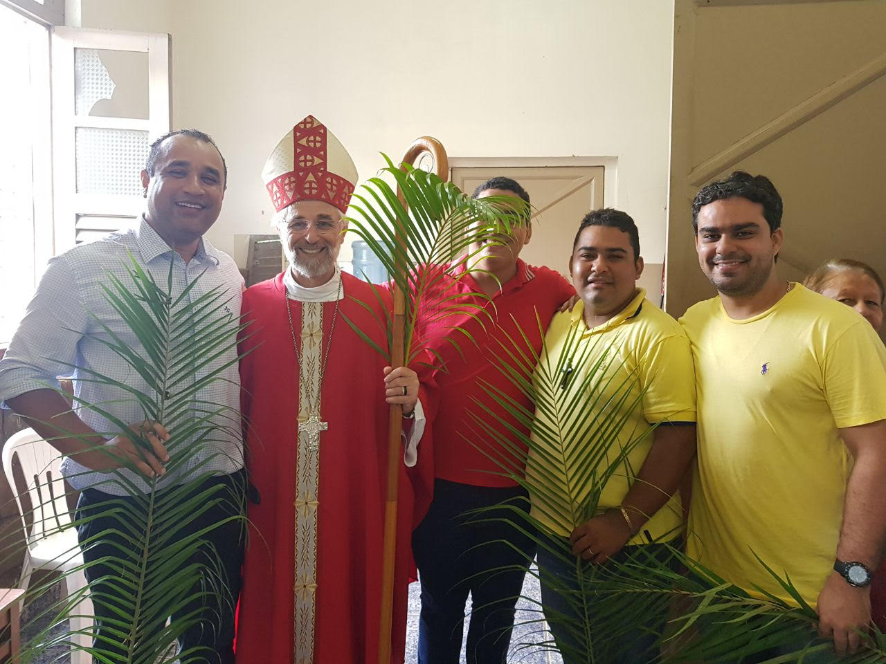 Roberto Costa acompanha procissão e participa da missa de Domingo de Ramos, em Bacabal