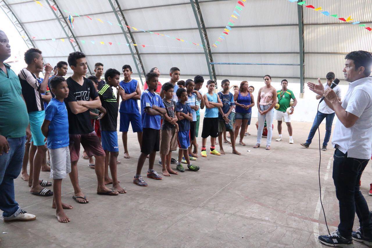 Wellington conhece projeto Onda Solidária no bairro da Divinéia