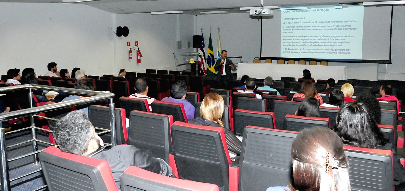 Escola do Legislativo promove curso sobre processo orçamentário