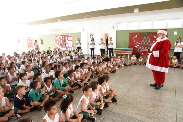 Alunos da Creche-Escola Sementinha recebem visita surpresa do Papai Noel