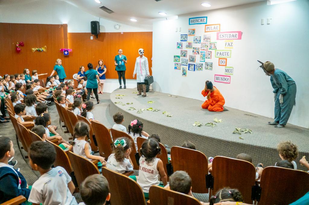 Estudantes acompanham a encenação do espetáculo “Dr. Urso” na Creche-Escola Sementinha