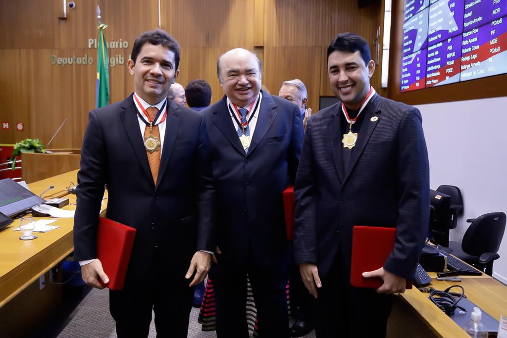 Félix Alberto, Pergentino Holanda e André Jardins receberam a Medalha do Mérito Manuel Beckman
