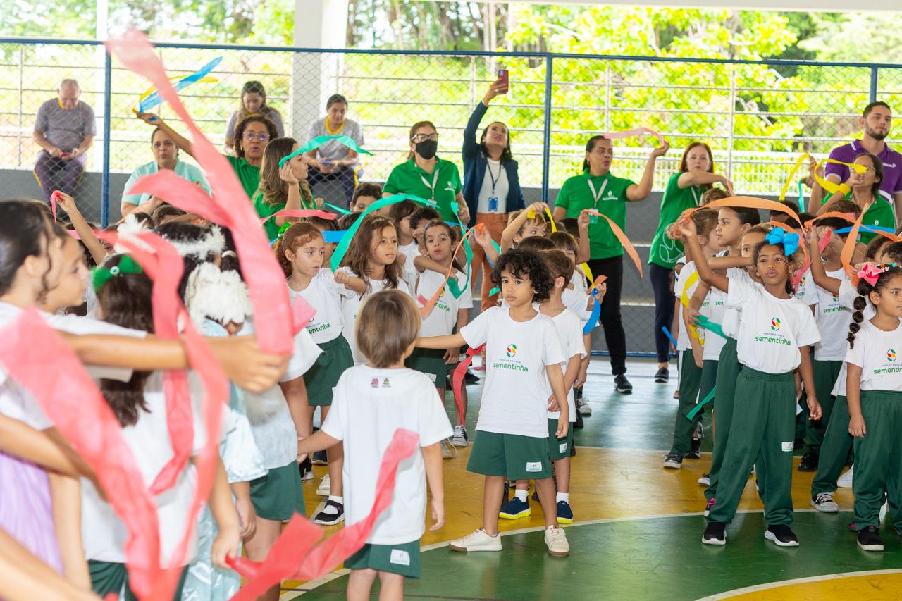 Estudantes participam de momento do espetáculo na Creche-Escola Sementinha