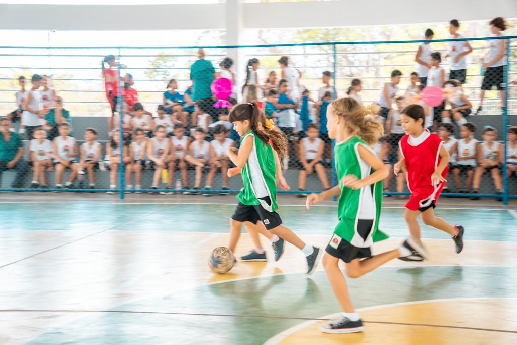 Times de meninas disputam bola em lance do torneio de futsal realizado pela Creche-Escola Sementinha