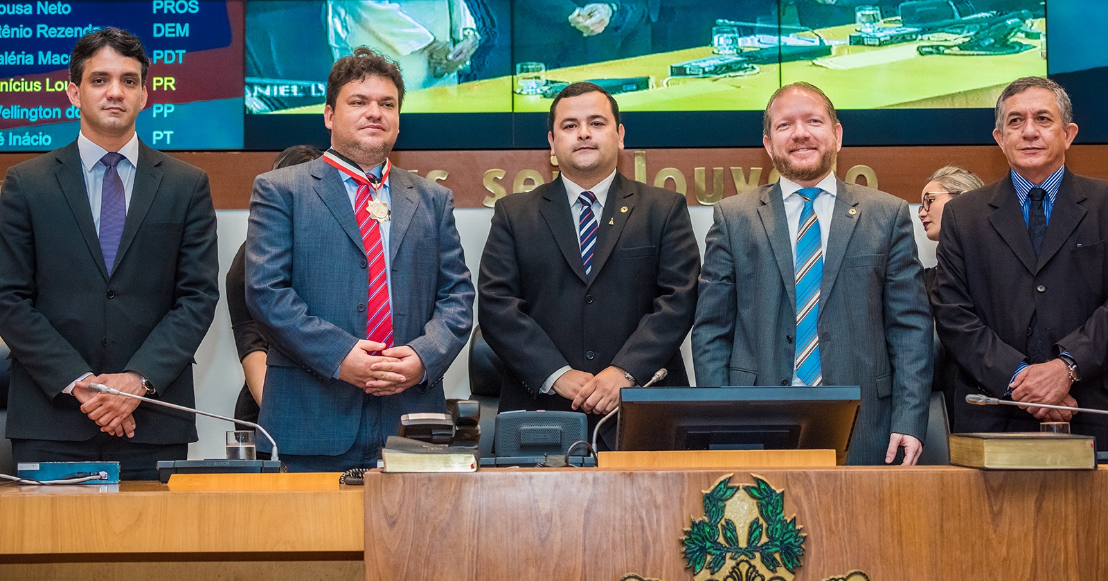 Vinicius Louro entrega Medalha Manuel Beckman ao advogado membro do TRE Daniel Leite